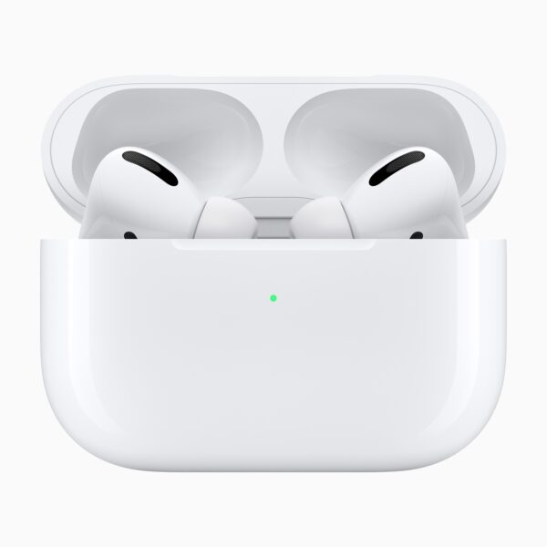 اختبار جودة الإحكام وتحديد المقاس الأنسب لرؤوس السماعات. بعد وضع سماعات AirPods Pro في كل من الأذنين، تعمل تحليلات حسابية متطورة مع الميكروفونات الموجودة في كل سماعة AirPod على قياس مستوى الصوت في الأذن ومقارنته بالصوت القادم من برنامج تشغيل مكبر الصوت. وفي ثوانٍ قليلة، تستشعر التحليلات الحسابية إذا ما كان مقاس رأس السماعة مناسباً ومحكماً، أو إذا ما كان يجب تغييره لإحكام الصوت بشكل أفضل.